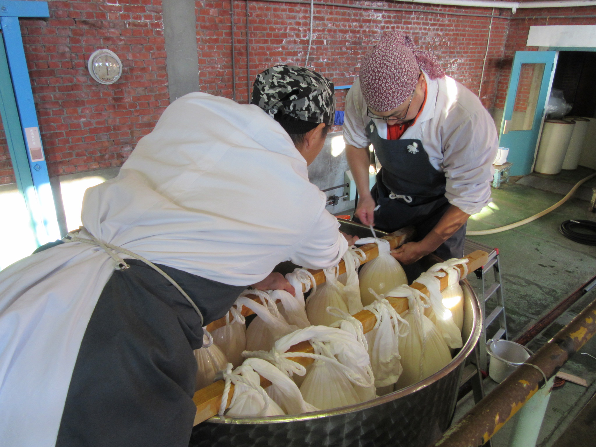 Superior Cistern for the making of Daiginjos 大吟醸の上槽 rice sake brew brewery brewer  